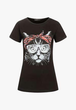Svart bomulls t-skjorte med grafikk av en katt med briller og et rødt prikkete bånd. Korte ermer og rund hals.