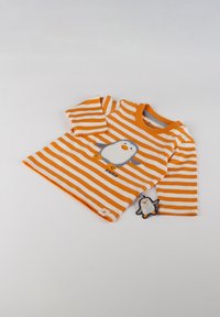 Kinderhemd in Orange und Weiß mit Streifen, featuring ein Pinguin-Motiv, kurzen Ärmeln, Rundhalsausschnitt und einem Pinguin-Schlüsselanhänger als Akzent.