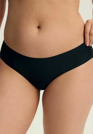 Czarne majtki bikini wykonane z gładkiego, elastycznego materiału, o wysokim stanie i bez widocznych szwów. Prosty i minimalistyczny styl.