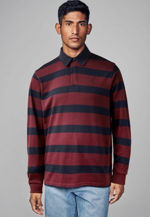 Langærmet polo skjorte i bordeaux og marine striber, med en sort krave, der har en knappet halsudskæring og et broderet logo på brystet.