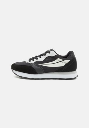 Czarno-biała sportowa sneakerka z połączeniem gładkiej skóry i zamszu, zaokrąglony czubek oraz teksturowana gumowa podeszwa.