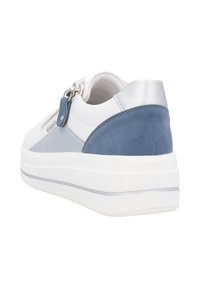 Sneaker bianca con accenti blu e argento, caratterizzata da un pannello in suede testurizzato, design elegante e suola platform con una sottile striscia grigia.