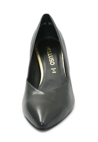 Scarpa con tacco alto in pelle nera, con punta affusolata, texture liscia e branding interno in oro. Progettata per una silhouette aderente.