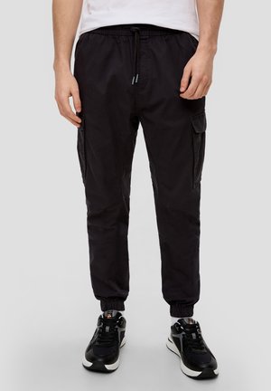 Czarne spodnie cargo z elastycznym spodem, tapered cuffs i bocznymi kieszeniami. Materiał jest lekki o gładkiej fakturze.