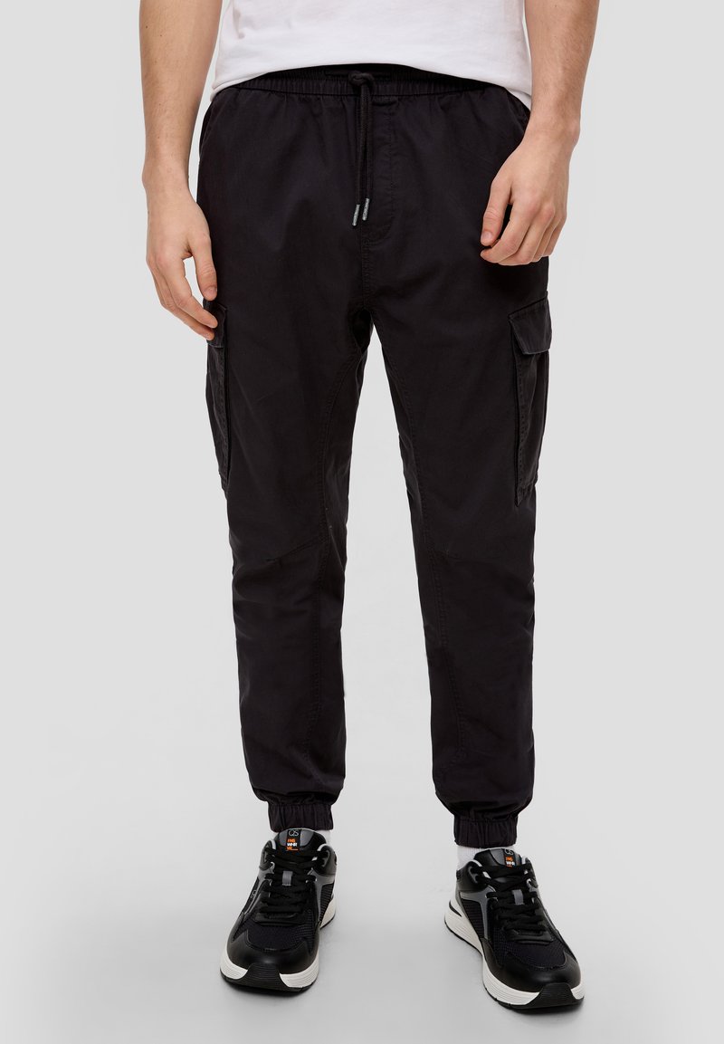 Czarne spodnie cargo z elastycznym spodem, tapered cuffs i bocznymi kieszeniami. Materiał jest lekki o gładkiej fakturze.