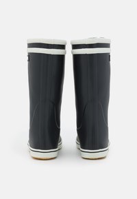 Bottes de pluie en caoutchouc noir avec des rayures verticales blanches en haut. Les semelles sont texturées pour l'adhérence, et il y a de nombreux détails mineurs sur les côtés.
