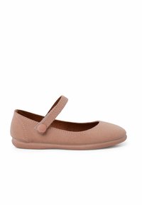 Zapato plano de color rosa claro, con textura de ante, de punta redonda y una sola correa ajustable. Textura suave y diseño minimalista.