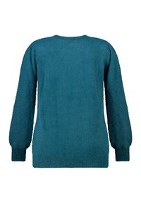 Turkooise trui met een zachte, pluizige textuur. Heeft lange mouwen en een ronde halslijn. De achterkant heeft een gladde afwerking zonder zichtbare naden.