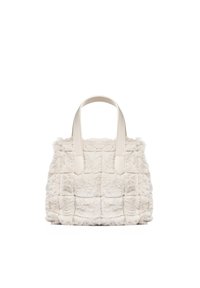 Witte handtas van namaakbont met een gewatteerd patroon. Zachte textuur, korte handgrepen en een compacte vorm. Minimalistische uitstraling zonder versieringen.