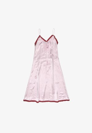 Vestido de seda satinada rosa con un cuerpo ajustado, tirantes de spaghetti ajustables y un escote y dobladillo con encaje. Incluye un detalle de lazo en la parte delantera.
