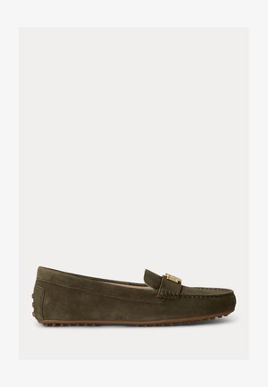 Slip-on loafer van olijfgroen suède met bruine rubberen pebble-zool en goudkleurige metalen gesp op de wreef.
