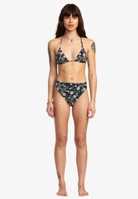 Navy bloemend bikini met een driehoekige top met verstelbare bandjes en high-waisted onderkant, versierd met groene en perzikachtige bloemen.
