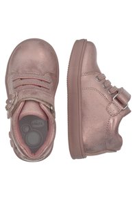 Chaussures métalliques roses pour tout-petits avec bout arrondi, fermeture à lacets et Velcro, tige texturée, accent floral et semelle en caoutchouc.