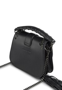 Zwart leren handtas met een gevlochten handvat, decoratieve ringetjes en een kettingriem. Heeft strakke lijnen en een klep met sluiting.