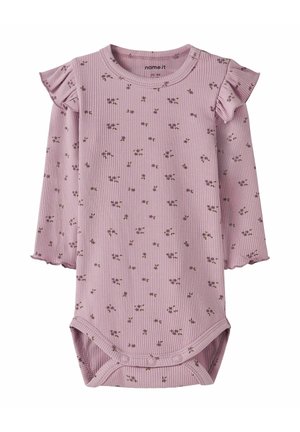 Ribbed, długi rękaw bodysuit w delikatnym różowym kolorze z kwiatowym nadrukiem, z falbankami na ramionach i zatrzaskami na dole, ułatwiającymi ubieranie.