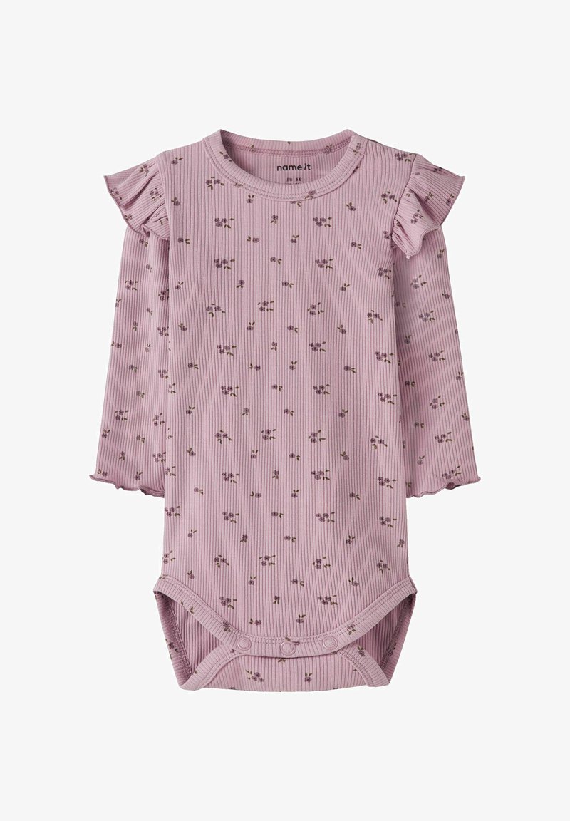 Bodysuit à manches longues côtelé en rose doux avec imprimé floral, présentant des épaules volantées et des fermetures à pression au fond pour un habillage facile.