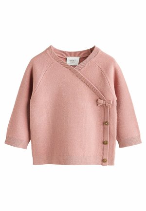 Gilet pour bébé tricoté rose avec un design croisé, col rond, fermeture à trois boutons sur le côté et un accent en nœud. Manches longues.