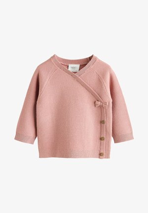 Różowy dziergany sweterek dla niemowląt z krzyżowym wzorem, okrągłym dekoltem, zapięciem na trzy guziki po boku i akcentem w postaci kokardy. Długie rękawy.