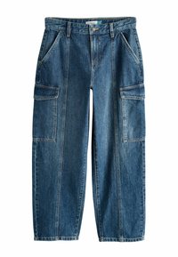 Kék farmer cargo nadrág egyenes szabással, két elülső zsebbel és két oldalsó cargo zsebbel. Gépi varrás a varrások mentén.