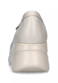 Sneaker beige chiaro con tomaia in pelle liscia e colletto imbottito. Presenta una suola robusta con una leggera elevazione e dettagli minimi.