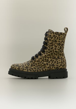 Brun og sort leopardprint snørestøvle med tyk sort sål og trækflig bagpå på en neutral baggrund.