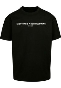 Sort bomulds t-shirt med korte ærmer og rund hals. Front teksten lyder "HVER DAG ER EN NY START #håb" i hvid.