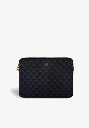 Sort laptop sleeve med præget krydsmønster, gyldne lynlås-træk og lille rundt gyldent logo centralt på forsiden.