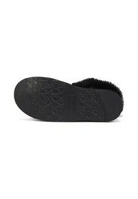 Pantufla negra con una suela de goma texturizada. Presenta un material superior suave y esponjoso. Diseño de perfil bajo con forma de punta redondeada.