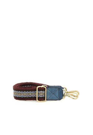 Tracolla per borsa intrecciata bordeaux e blu con fibbia regolabile in metallo dorato e chiusura su sfondo bianco.