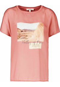 Růžové tričko s krátkým rukávem s fotografickým potiskem krajiny a textem "Údolí ohně." Hladká textura, volný střih, kulatý výstřih.