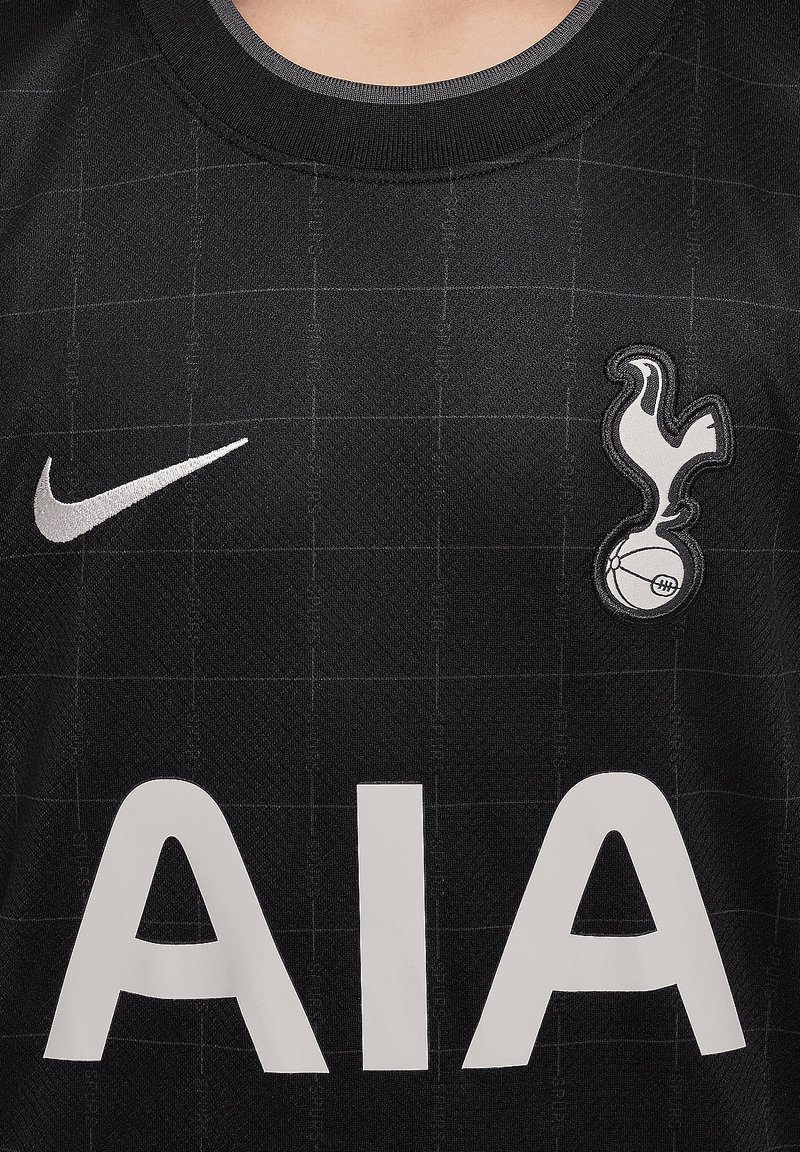 Maglia da calcio nera in tessuto testurizzato, con motivo a griglia, logo Nike argento e testo "AIA" bianco. Include un'emblema del club.