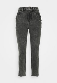 Jeans de mezclilla negra con acentos de tachuelas en los bolsillos, cintura de media altura, corte recto y dobladillos deshilachados. Tela texturizada con un ligero brillo.