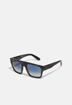 Ochelari de soare cu un cadru din plastic negru și lentile gradient albastre. Formă pătrată cu textură netedă și branding Ray-Ban pe lateral.