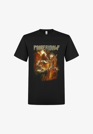 Černé tričko s ohnivým grafikou slepého rytíře držícího meč a kříž, po stranách s vrčícím vlkem a vlkodlakem, s nápisem "POWERWOLF".