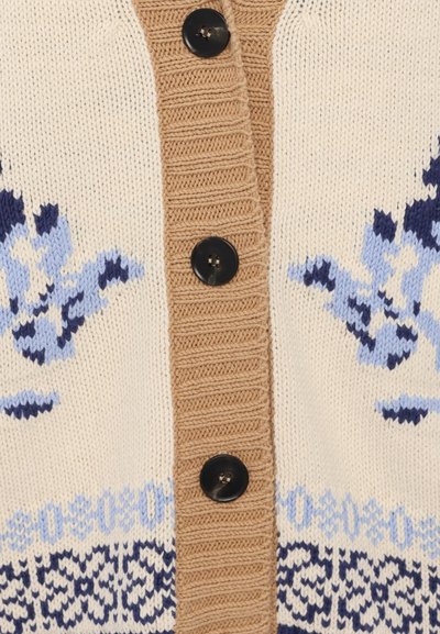 Strickjacke mit einer hellbraunen Knopfleiste, cremefarbenem Körper und blauen Blumenmustern, versehen mit dunklen Knöpfen und strukturiertem Rippenmuster.