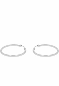 Pendientes de aro de plata con una textura suave y brillante. Cada aro cuenta con un cierre seguro y un diseño circular delgado.