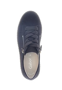 Sneaker nera in suede con lacci spessi e cerniere laterali, caratterizzata da un profilo basso e una robusta suola in gomma, vista dall'alto.