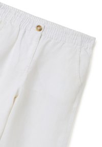 Witte linnen broek met een elastische tailleband en een enkele knoopsluiting, voorzien van zijzakken en een soepele, lichte textuur.