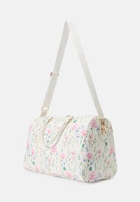 Blomstrete duffelbag med hvit bakgrunn, med rosa og blå blomster. Glatt materiale, gullhardware og doble topphåndtak.
