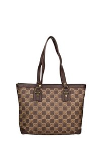 Sac fourre-tout à motifs marron avec quincaillerie dorée. Caractéristiques : double anses, finition texturée et motif floral répétitif sur fond à carreaux.