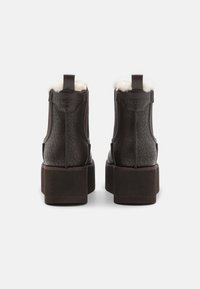 Guess Platform-nilkkurit - brown