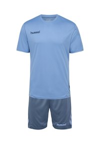 Ljusblå sporttröja med rund halsringning och korta ärmar, tillsammans med mörkgrå shorts. Har "hummel"-logotypen i svart.