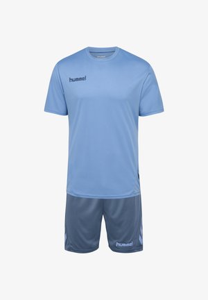 Lichtblauw sportshirt met een ronde halslijn en korte mouwen, gecombineerd met donkergrijze shorts. Heeft een zwart 'hummel' logo.