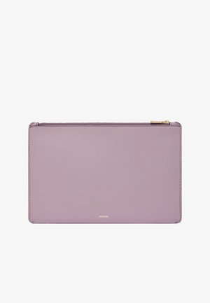 Cartera de cuero púrpura con una textura suave, forma rectangular, acentos en dorado y un pequeño logo grabado en la parte frontal.