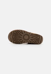 UGG CLASSIC ALPINE LACE-UP koniakowy