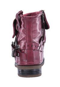 Botas de cuero rojo hasta el tobillo con un diseño robusto, que cuentan con detalles metálicos, cremalleras laterales y un tacón apilado texturizado en marrón.