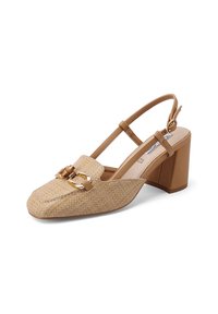 Scarpe slingback intrecciate color tabacco con punta quadrata, tacco a blocco e cinturino decorativo con dettagli in metallo dorato. Accenti in pelle liscia.