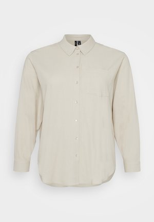 Helles beige Langarmhemd aus weichem Stoff, mit durchgehender Knopfleiste, klassischem Kragen und einer einzelnen Brusttasche. Glatte Textur.