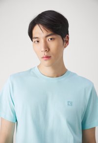 Calvin Klein Jeans EMBRO BADGE - Základné tričko - blue tint
