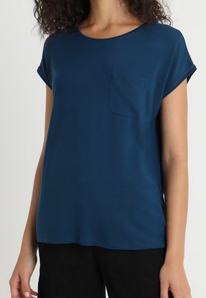 Teal shirt met korte mouwen, ronde hals en een borstzak. Gemaakt van een gladde stof. Ontspannen pasvorm met een iets gebogen zoom.